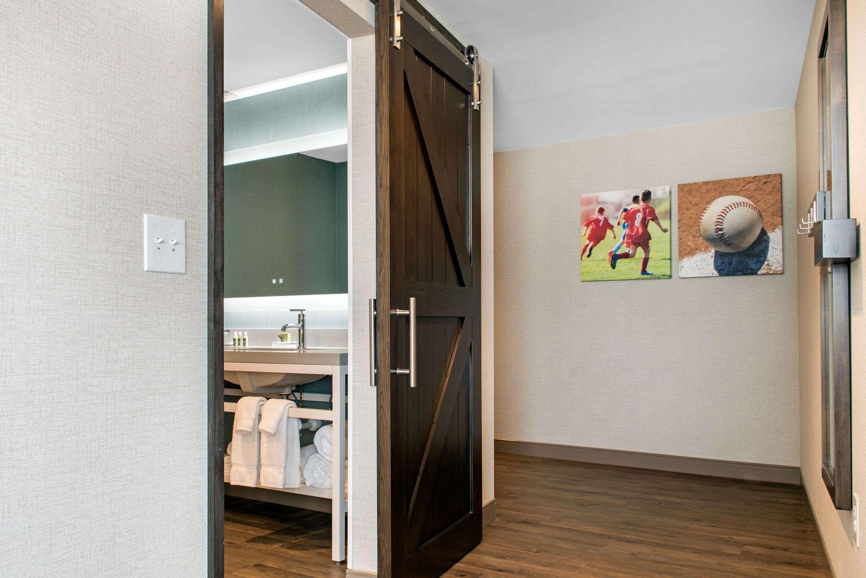 Wyndham Westfield Hotel Ngoại thất bức ảnh